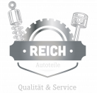 Silbernes Logo von Reich Autoteile mit Zahnrad, Stoßdämpfer und Kolben, Schriftzug ‚REICH Autoteile‘ und Slogan ‚Qualität & Service‘.