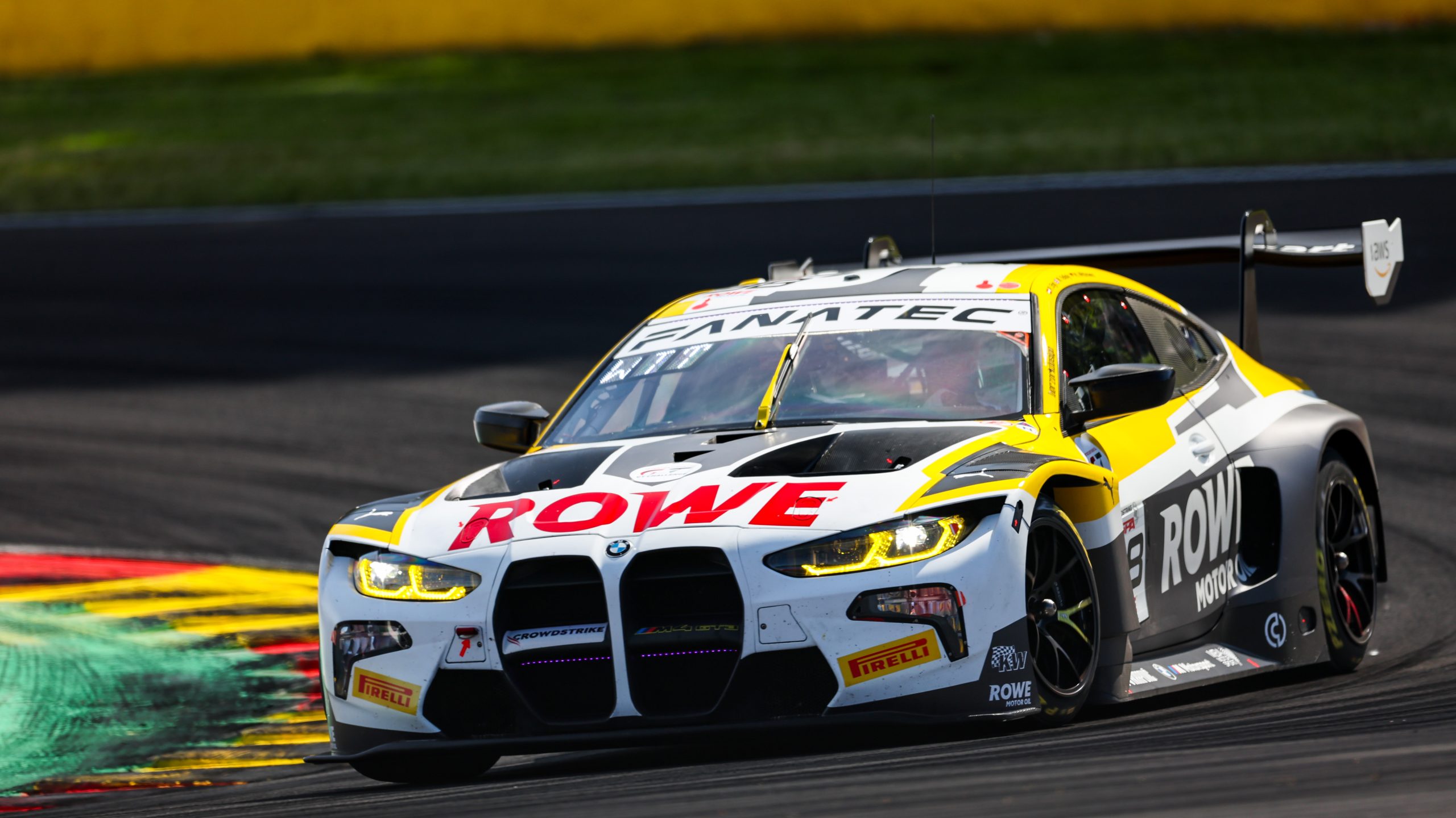 ROWE Motorsport BMW Rennwagen auf der Rennstrecke